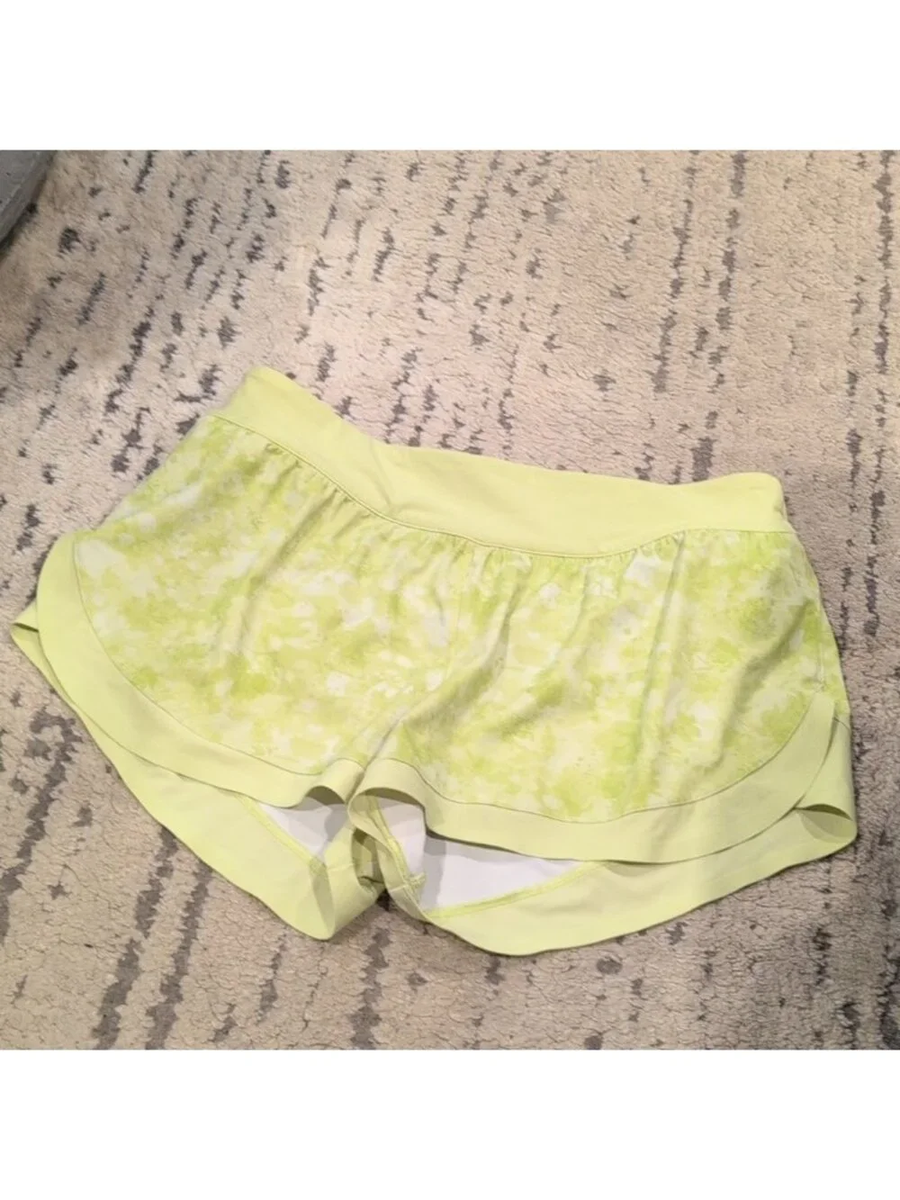 Lululemon Calm Tides Run Short Dappled Blossom Yellow Multi / Lemon Vibe